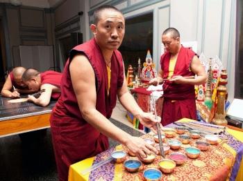 <a href="https://www.theepochtimes.com/assets/uploads/2015/07/monks_medium.jpg"><img src="https://www.theepochtimes.com/assets/uploads/2015/07/monks_medium.jpg" alt=" (Amal Chen/The Epoch Times)" title=" (Amal Chen/The Epoch Times)" width="300" class="size-medium wp-image-65493"/></a>