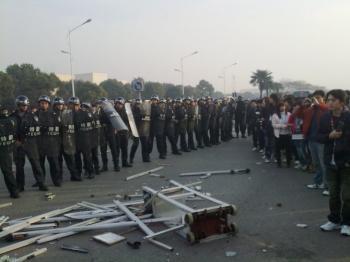 <a href="https://www.theepochtimes.com/assets/uploads/2015/07/riot1_medium.jpg"><img src="https://www.theepochtimes.com/assets/uploads/2015/07/riot1_medium.jpg" alt="On Jan. 15 thousands of workers of Lianjian Technology Co. Ltd. in Suzhou City of Jiangsu Province went on strike. The local government sent over three hundred riot policemen to suppress the protest. (The Epoch Times)" title="On Jan. 15 thousands of workers of Lianjian Technology Co. Ltd. in Suzhou City of Jiangsu Province went on strike. The local government sent over three hundred riot policemen to suppress the protest. (The Epoch Times)" width="320" class="size-medium wp-image-98296"/></a>