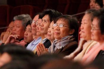 <a href="https://www.theepochtimes.com/assets/uploads/2015/07/taipei_medium.jpg"><img class="size-medium wp-image-112458" title="Curtain call, Shen Yun New York Company, in the National Dr. Sun Yat-sen Memorial Hall, Taiwan. (Wu Bo-hua/The Epoch Times)" src="https://www.theepochtimes.com/assets/uploads/2015/07/taipei_medium.jpg" alt="Curtain call, Shen Yun New York Company, in the National Dr. Sun Yat-sen Memorial Hall, Taiwan. (Wu Bo-hua/The Epoch Times)" width="320"/></a>