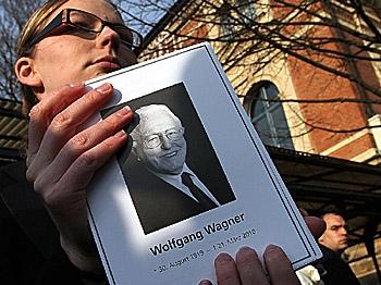 <a href="https://www.theepochtimes.com/assets/uploads/2015/07/wagging98393100_medium.jpg"><img src="https://www.theepochtimes.com/assets/uploads/2015/07/wagging98393100_medium.jpg" alt=" (Johannes Simon/Getty Images)" title=" (Johannes Simon/Getty Images)" width="300" class="size-medium wp-image-65283"/></a>