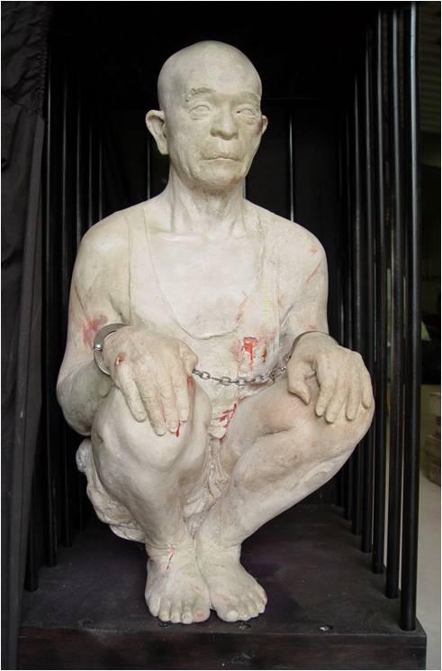 Sculpted by Professor Kunlun Zhang in 2004, this piece of artwork shows a Falun Gong practitioner who is caged, chained, and forced to squat for long hours without moving. (Zhenshanrenart.com)