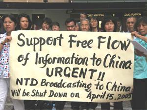Staff members of Australia NTDTV and local viewers express their support.