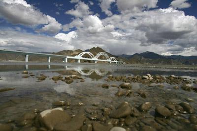 The photo shows the bridge of the Qinghai-Tibet Railway across the Lhasa River and the natural scenery around it. (Cancan Chu/Getty Images)