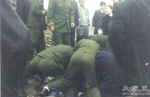 The policemen violently arrest protesting farmers. (The Epoch Times)