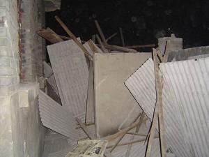 The building being forcibly demolished. (The Pan-Blue Alliance)