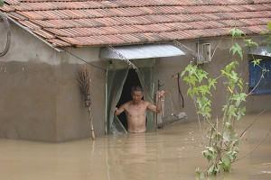 Over 17 million people in Henan, Anhui, and Jiangsu Provinces living along the Huai River are affected by the floods. The photo shows flood waters reaching up to waist level in Wamen Village, Huaibin County, Henan Province. (Epoch Times Archive)