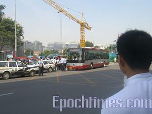 At the scene of the arrests, August 29th.(The Epoch Times)