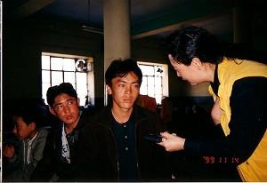 Ms. Sheng Xue and children of the Dharamsala Refugee Camp. (Cheng Xue/Epoch Times)