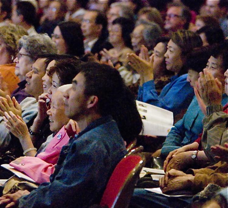 Appreciative audience members at the Keller Auditorium (He Qingxin/The Epoch Times)