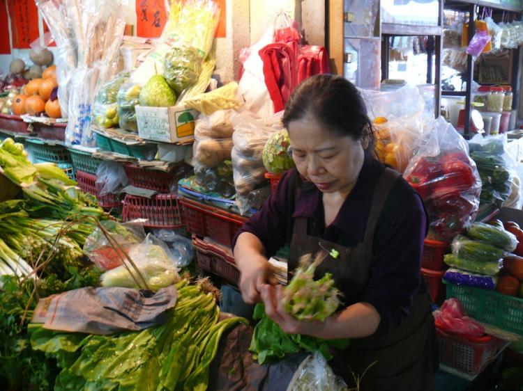 <a><img src="https://www.theepochtimes.com/assets/uploads/2015/09/1004300652491758_highres.jpg" alt="PHILANTHROPIST: Ms. Chen Shu-chu at her vegetable stall in a market in eastern Taiwan's Taitung County. (The Epoch Times)" title="PHILANTHROPIST: Ms. Chen Shu-chu at her vegetable stall in a market in eastern Taiwan's Taitung County. (The Epoch Times)" width="320" class="size-medium wp-image-1819923"/></a>