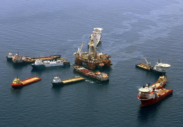 <a><img src="https://www.theepochtimes.com/assets/uploads/2015/09/101259913.jpg" alt="Crews on ships work on the attempted 'top kill' procedure at the source site of the Deepwater Horizon disaster on May 29, 2010 in the Gulf of Mexico near Venice, Louisiana.  (Win McNamee/Getty Images)" title="Crews on ships work on the attempted 'top kill' procedure at the source site of the Deepwater Horizon disaster on May 29, 2010 in the Gulf of Mexico near Venice, Louisiana.  (Win McNamee/Getty Images)" width="320" class="size-medium wp-image-1819299"/></a>