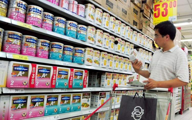 <a><img class="size-full wp-image-1786119" title="A Chinese man selects milk powder at a s" src="https://www.theepochtimes.com/assets/uploads/2015/09/102740766.jpg" alt="" width="750" height="468"/></a>