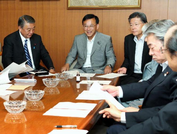 <a><img src="https://www.theepochtimes.com/assets/uploads/2015/09/102820134.jpg" alt="Japan's main opposition party, Liberal Democratic Party (LDP) leader Sadakazu Tanigaki (C) and party executives attend a meeting at the LDP headquarters in Tokyo on July 12, one day after of the Upper House election. (Jiji Press/Getty Images )" title="Japan's main opposition party, Liberal Democratic Party (LDP) leader Sadakazu Tanigaki (C) and party executives attend a meeting at the LDP headquarters in Tokyo on July 12, one day after of the Upper House election. (Jiji Press/Getty Images )" width="320" class="size-medium wp-image-1817515"/></a>