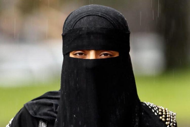 <a><img class="size-medium wp-image-1816905" title="A woman wearing a full face Niqab on the streets. Syria has banned the wearing of full face veils in its universities. (Christopher Furlong/Getty Images)" src="https://www.theepochtimes.com/assets/uploads/2015/09/102999130.jpg" alt="A woman wearing a full face Niqab on the streets. Syria has banned the wearing of full face veils in its universities. (Christopher Furlong/Getty Images)" width="320"/></a>