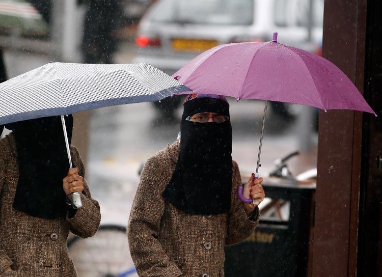 <a><img src="https://www.theepochtimes.com/assets/uploads/2015/09/102999167.jpg" alt="Women, sheltering under umbrellas, wear full face Niqab on the streets of Blackburn July 20, 2010 in Blackburn, England. (Christopher Furlong/Getty Images)" title="Women, sheltering under umbrellas, wear full face Niqab on the streets of Blackburn July 20, 2010 in Blackburn, England. (Christopher Furlong/Getty Images)" width="320" class="size-medium wp-image-1805684"/></a>