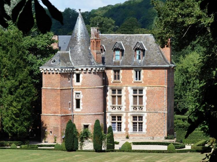 <a><img class="size-large wp-image-1770381" title="Family Home" src="https://www.theepochtimes.com/assets/uploads/2015/09/103266468.jpg" alt="White Queen Manor" width="590" height="441"/></a>