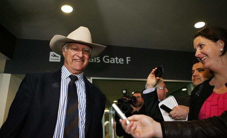 <a><img src="https://www.theepochtimes.com/assets/uploads/2015/09/103569082.jpg" alt="Independent Bob Katter speaks to the media at Canberra Airport on August 24. Australia faces its first hung parliament since World War 2. (Stefan Postles/Getty Images)" title="Independent Bob Katter speaks to the media at Canberra Airport on August 24. Australia faces its first hung parliament since World War 2. (Stefan Postles/Getty Images)" width="320" class="size-medium wp-image-1815572"/></a>
