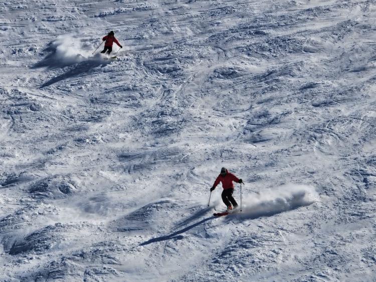 <a><img src="https://www.theepochtimes.com/assets/uploads/2015/09/103810750.jpg" alt="Skiers descend a mountain at Valle Nevado skiing centre in the Andes Mountains, some 50 km from Santiago, on August 13, 2010. (Martin Bernetti/AFP/Getty Images)" title="Skiers descend a mountain at Valle Nevado skiing centre in the Andes Mountains, some 50 km from Santiago, on August 13, 2010. (Martin Bernetti/AFP/Getty Images)" width="320" class="size-medium wp-image-1813055"/></a>