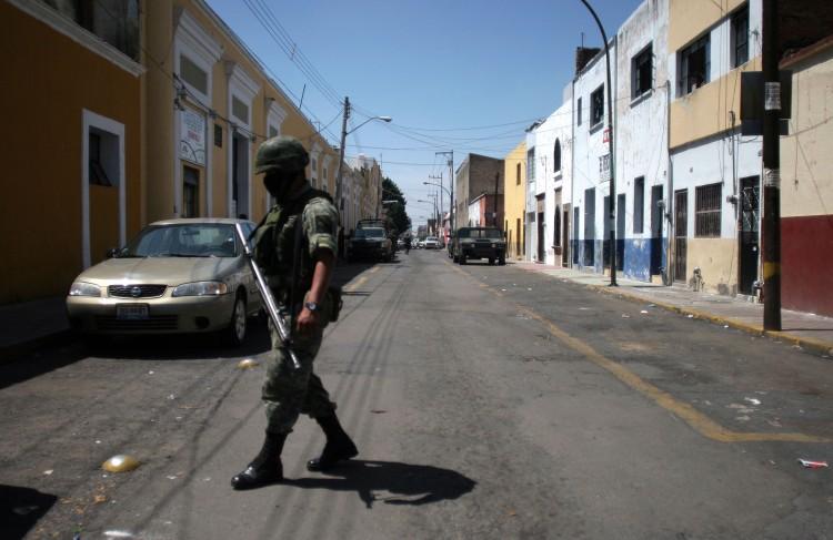 <a><img class="size-large wp-image-1792866" title="A Mexican soldier stands guard in front" src="https://www.theepochtimes.com/assets/uploads/2015/09/103811644.jpg" alt="" width="590" height="383"/></a>