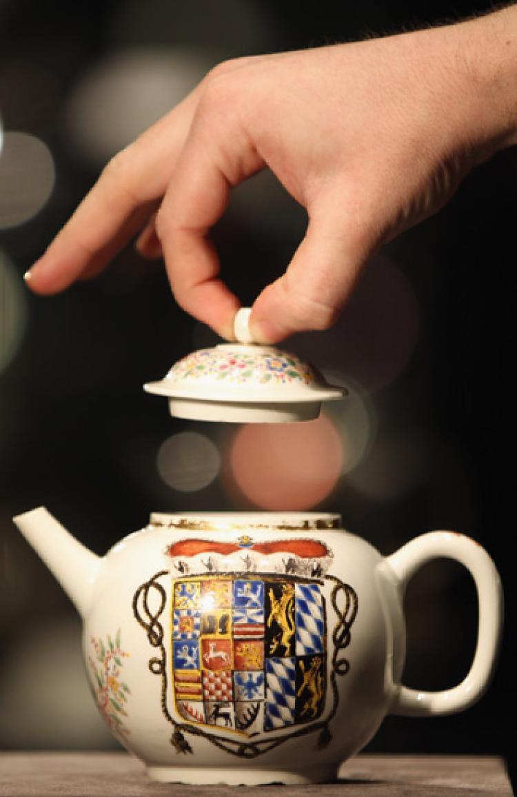 <a><img src="https://www.theepochtimes.com/assets/uploads/2015/09/107066449.jpg" alt="A Bonhams employee lifts the lid on a porcelain teapot dated 1713-14, at Bonhams Auction house on November 22, 2010 in London, England.  ( Dan Kitwood/Getty Images)" title="A Bonhams employee lifts the lid on a porcelain teapot dated 1713-14, at Bonhams Auction house on November 22, 2010 in London, England.  ( Dan Kitwood/Getty Images)" width="320" class="size-medium wp-image-1808921"/></a>