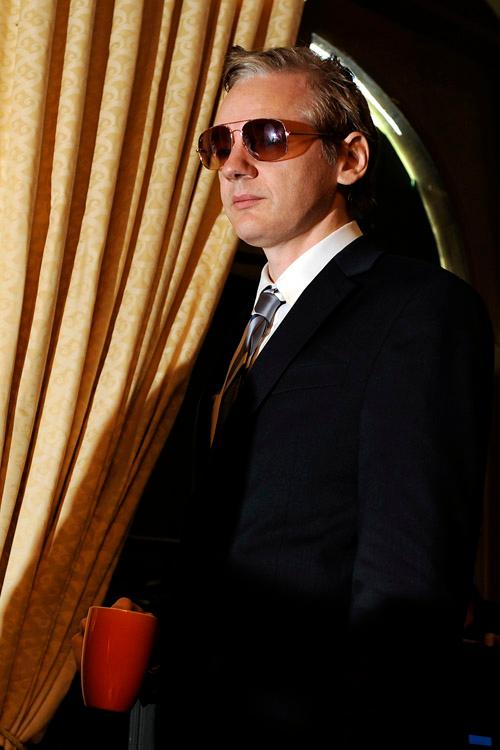 <a><img class="size-full wp-image-1791197" src="https://www.theepochtimes.com/assets/uploads/2015/09/107425254.jpg" alt="Wikileaks founder Julian Assange arrives" width="260"/></a>