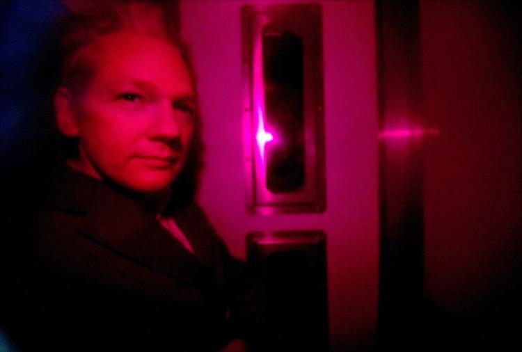 <a><img src="https://www.theepochtimes.com/assets/uploads/2015/09/107566770.jpg" alt="Julian Assange, WikiLeaks founder, is pictured through the heavily tinted windows of a police vehicle as he arrives at Westminster magistrates court in London on Dec. 14. (Carl Court/AFP/Getty Images)" title="Julian Assange, WikiLeaks founder, is pictured through the heavily tinted windows of a police vehicle as he arrives at Westminster magistrates court in London on Dec. 14. (Carl Court/AFP/Getty Images)" width="320" class="size-medium wp-image-1810920"/></a>