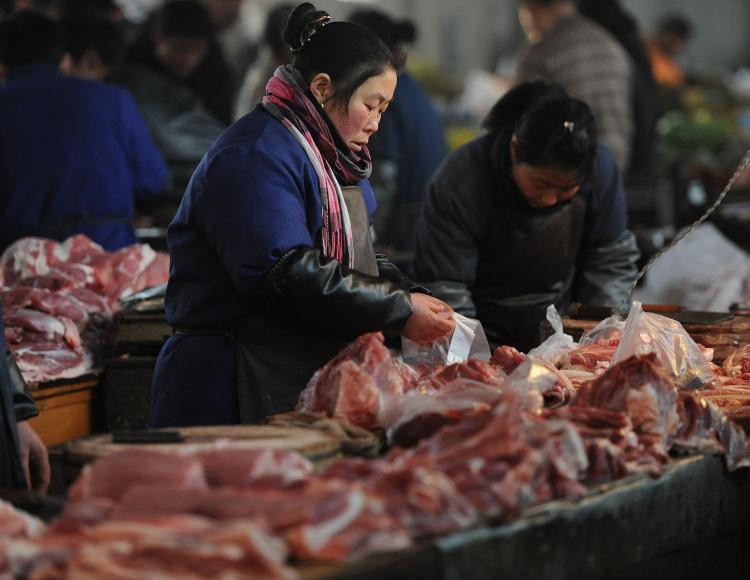 <a><img src="https://www.theepochtimes.com/assets/uploads/2015/09/109822834.jpg" alt="A Chinese vendors sell pork at a market in Hefei, in east China's Anhui province on March 5. Meat products tainted with toxic lean meat powders have been found again in east China's Nanjing city, generating fear and worries among consumers. (STR/Getty Images)" title="A Chinese vendors sell pork at a market in Hefei, in east China's Anhui province on March 5. Meat products tainted with toxic lean meat powders have been found again in east China's Nanjing city, generating fear and worries among consumers. (STR/Getty Images)" width="320" class="size-medium wp-image-1806622"/></a>
