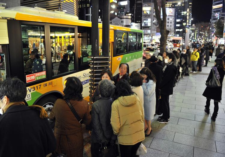 <a><img src="https://www.theepochtimes.com/assets/uploads/2015/09/109948746.jpg" alt="People make a long line to board buses in Tokyo as commuter trains stopped their services in the Tokyo metropolitan area on March 11, 2011. (Yoshikazu Tsuno/AFP/Getty Images)" title="People make a long line to board buses in Tokyo as commuter trains stopped their services in the Tokyo metropolitan area on March 11, 2011. (Yoshikazu Tsuno/AFP/Getty Images)" width="320" class="size-medium wp-image-1806914"/></a>
