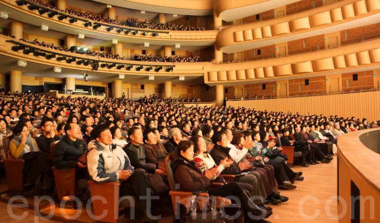<a><img src="https://www.theepochtimes.com/assets/uploads/2015/09/1101300525101500_1.jpg" alt="The last Shen Yun Performance in the Gaoyang Aram Nuri was concluded successfully. (Photo by Kim Kuk-huan/ The Epoch Times)" title="The last Shen Yun Performance in the Gaoyang Aram Nuri was concluded successfully. (Photo by Kim Kuk-huan/ The Epoch Times)" width="320" class="size-medium wp-image-1809039"/></a>