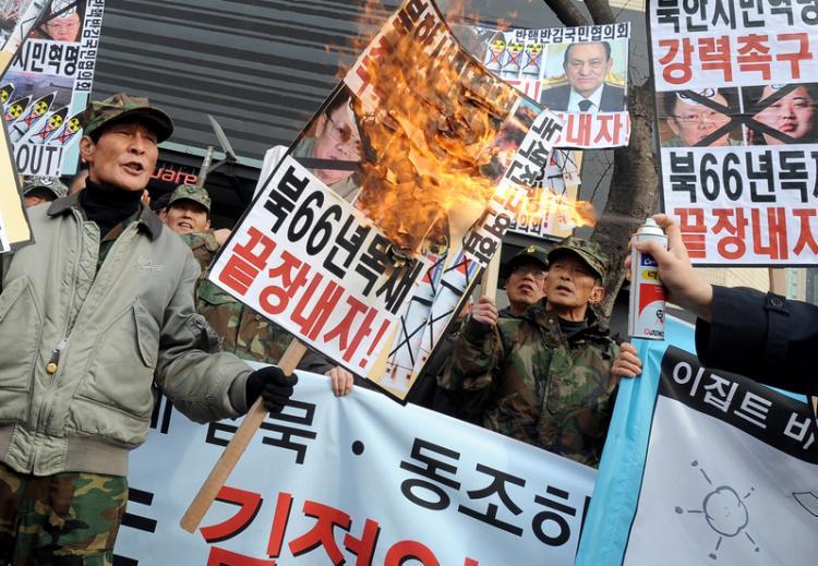 <a><img src="https://www.theepochtimes.com/assets/uploads/2015/09/1102232239311959.jpg" alt="South Korean protesters burn placards showing the faces of North Korean leader Kim Jong-il and his son and likely-successor Kim Jong-un, and the ousted Egyptian president Hosni Mubarak during an anti-North Korea rally near the U.S. embassy in Seoul on Feb 16. (AFP/Getty Images)" title="South Korean protesters burn placards showing the faces of North Korean leader Kim Jong-il and his son and likely-successor Kim Jong-un, and the ousted Egyptian president Hosni Mubarak during an anti-North Korea rally near the U.S. embassy in Seoul on Feb 16. (AFP/Getty Images)" width="320" class="size-medium wp-image-1807590"/></a>