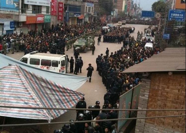 <a><img src="https://www.theepochtimes.com/assets/uploads/2015/09/1103300545452343_1.jpg" alt="Thousands of protesters are being dispersed by police and armed vehicles in Yunnan on March 29. (Letian.net)" title="Thousands of protesters are being dispersed by police and armed vehicles in Yunnan on March 29. (Letian.net)" width="320" class="size-medium wp-image-1806137"/></a>