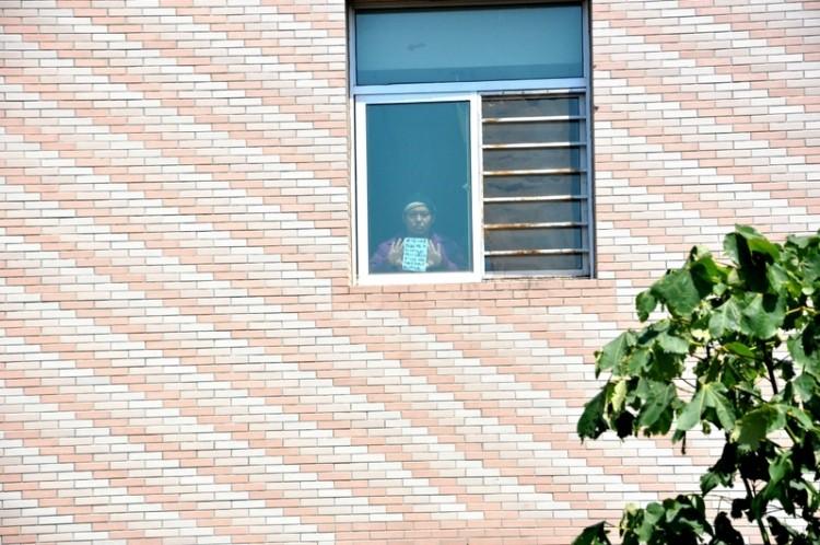 <a><img src="https://www.theepochtimes.com/assets/uploads/2015/09/1106090711082431-1.jpg" alt="To communicate with his brother, Li Jinlong shows a placard from a hallway window on the third floor of the Chaoyang District Mental Hospital. (Photo provided by Li Jinping)" title="To communicate with his brother, Li Jinlong shows a placard from a hallway window on the third floor of the Chaoyang District Mental Hospital. (Photo provided by Li Jinping)" width="320" class="size-medium wp-image-1802891"/></a>
