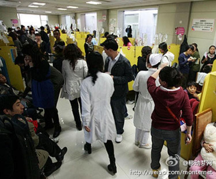 <a><img src="https://www.theepochtimes.com/assets/uploads/2015/09/1110111311212343.jpg" alt="n Oct. 9, 141 boarding students in Xinxiao bilingual experimental primary school exhibited symptoms of fever, vomit, and diarrhea after dinner. A scene at the provincial hospital where they were taken. (Weobo.com)" title="n Oct. 9, 141 boarding students in Xinxiao bilingual experimental primary school exhibited symptoms of fever, vomit, and diarrhea after dinner. A scene at the provincial hospital where they were taken. (Weobo.com)" width="320" class="size-medium wp-image-1796295"/></a>
