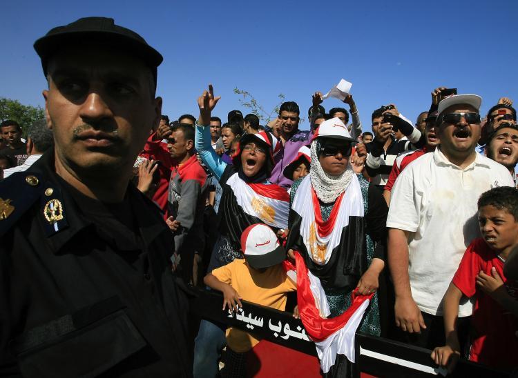 <a><img class="size-medium wp-image-1805595" title="An Egyptian policeman stands guard as protesters shout slogans against ousted President Hosni Mubarak outside the Sharm el-Sheikh International Hospital in the resort town on April 13. Mubarak was admitted to intensive care after he reportedly suffered a heart attack during questioning by prosecutors. (AFP/Getty Images)" src="https://www.theepochtimes.com/assets/uploads/2015/09/112129778.jpg" alt="An Egyptian policeman stands guard as protesters shout slogans against ousted President Hosni Mubarak outside the Sharm el-Sheikh International Hospital in the resort town on April 13. Mubarak was admitted to intensive care after he reportedly suffered a heart attack during questioning by prosecutors. (AFP/Getty Images)" width="320"/></a>
