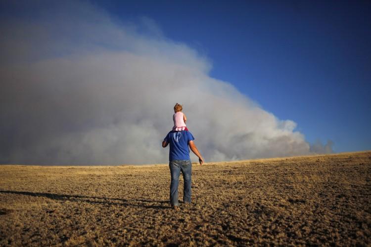 <a><img src="https://www.theepochtimes.com/assets/uploads/2015/09/115755838.jpg" alt="In this photo, a father holds his daughter to walk up a hill Springerville, Arizona. Father's Day gifts and cards have grown popular over the years. (Eric Thayer/Getty Images)" title="In this photo, a father holds his daughter to walk up a hill Springerville, Arizona. Father's Day gifts and cards have grown popular over the years. (Eric Thayer/Getty Images)" width="320" class="size-medium wp-image-1802505"/></a>