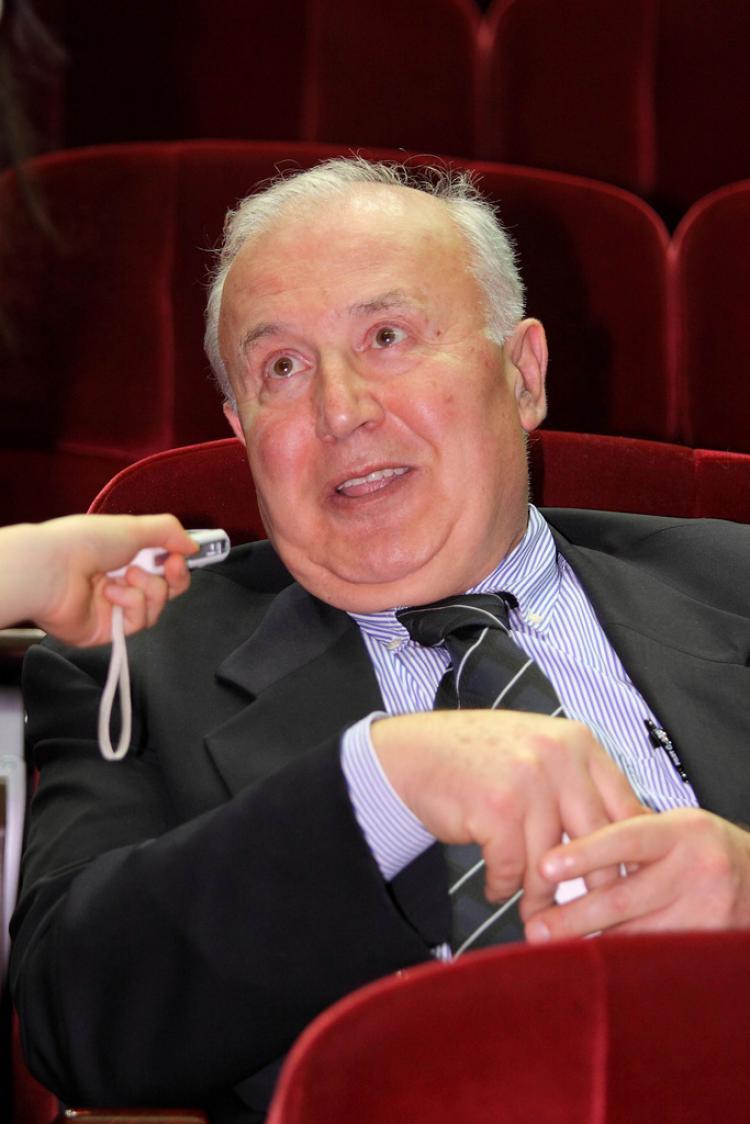 <a><img src="https://www.theepochtimes.com/assets/uploads/2015/09/117290875shollandbusinessguy.jpg" alt="Mr. van Mol speaking happily to the media in the intermission of Divine Performing Arts' seventh full-house at the Taipei International Convention Centre. (Wu Bo-hua/The Epoch Times)" title="Mr. van Mol speaking happily to the media in the intermission of Divine Performing Arts' seventh full-house at the Taipei International Convention Centre. (Wu Bo-hua/The Epoch Times)" width="320" class="size-medium wp-image-1829985"/></a>