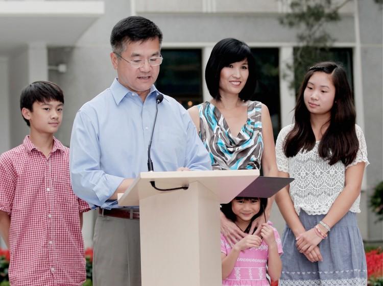 <a><img src="https://www.theepochtimes.com/assets/uploads/2015/09/121115058.jpg" alt="New U.S. Ambassador to China, Gary Locke addresses the media with his wife Mona (2nd R) and their children Dylan (L-aged 12), Madeline (2nd R-aged 6) and Emily (R-aged 14) in the courtyard of his residence on Aug. 14, 2011 in Beijing, China. (Lintao Zhang/Getty Images)" title="New U.S. Ambassador to China, Gary Locke addresses the media with his wife Mona (2nd R) and their children Dylan (L-aged 12), Madeline (2nd R-aged 6) and Emily (R-aged 14) in the courtyard of his residence on Aug. 14, 2011 in Beijing, China. (Lintao Zhang/Getty Images)" width="320" class="size-medium wp-image-1798186"/></a>