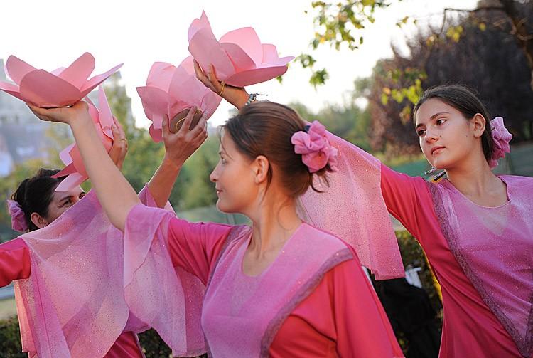 <a><img src="https://www.theepochtimes.com/assets/uploads/2015/09/126295443.jpg" alt="Falun Gong members from various countries perform a dance during a demonstration and peaceful protest in downtown Bucharest, on September 24, 2011. A group of Romanians and foreigners marched to the Chinese Embassy aiming to draw the public's attention to the crimes of the Chinese communist regime against Falun Gong members during over 12 years of persecution. (Daniel Mihailescu/AFP/Getty Images)" title="Falun Gong members from various countries perform a dance during a demonstration and peaceful protest in downtown Bucharest, on September 24, 2011. A group of Romanians and foreigners marched to the Chinese Embassy aiming to draw the public's attention to the crimes of the Chinese communist regime against Falun Gong members during over 12 years of persecution. (Daniel Mihailescu/AFP/Getty Images)" width="575" class="size-medium wp-image-1796878"/></a>