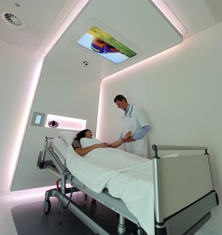 <a><img class="wp-image-1783260" title="A doctor stands next to a sick woman at" src="https://www.theepochtimes.com/assets/uploads/2015/09/1295348702.jpg" alt="" width="748" height="792"/></a>