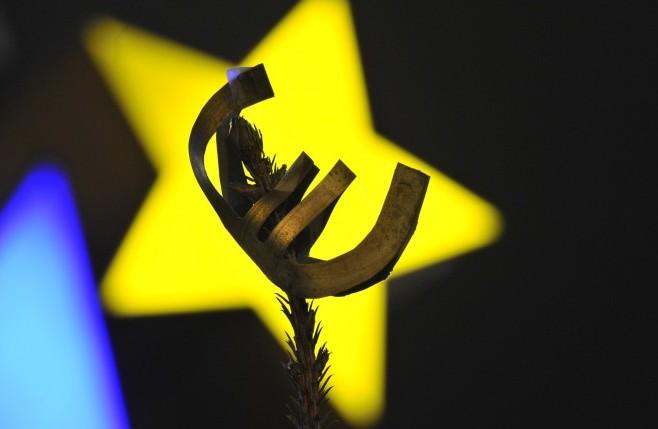 <a><img class="size-medium wp-image-1794663" title="A self-made euro sign is attached to the" src="https://www.theepochtimes.com/assets/uploads/2015/09/136069335.jpg" alt="" width="350" height="228"/></a>