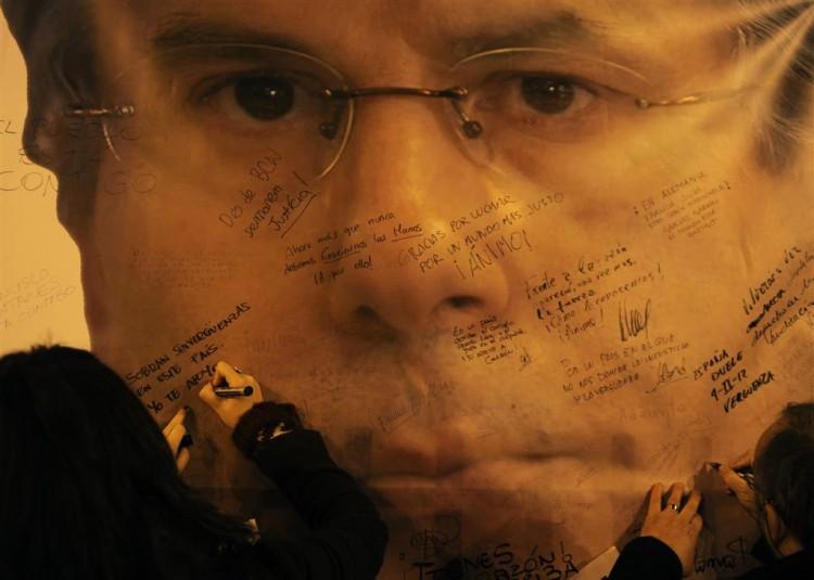 <a><img class="size-large wp-image-1792076" src="https://www.theepochtimes.com/assets/uploads/2015/09/138577667-Large.jpg" alt="A giant banner shows Baltasar Garzon" width="590" height="421"/></a>