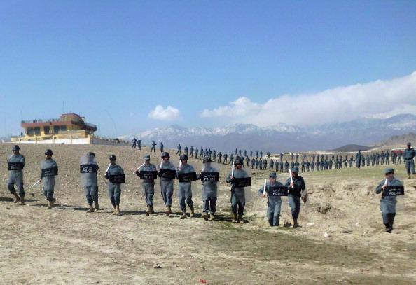 <a><img class="size-large wp-image-1791416" title="Afghan policemen stand guard near the ba" src="https://www.theepochtimes.com/assets/uploads/2015/09/139582355.jpg" alt="" width="590" height="404"/></a>