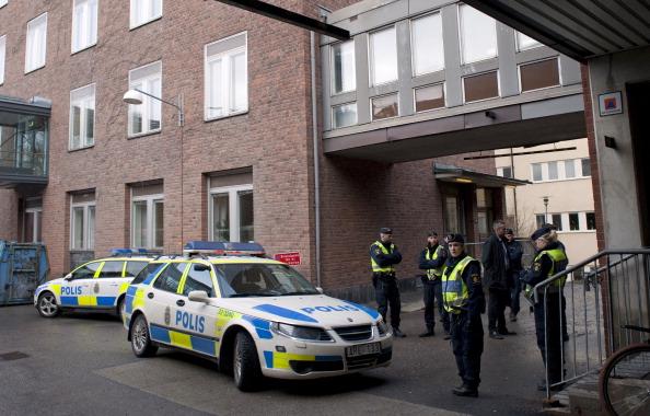 <a><img class="size-large wp-image-1791420" title="Police officers stand guard outside the" src="https://www.theepochtimes.com/assets/uploads/2015/09/139582446.jpg" alt="" width="590" height="377"/></a>