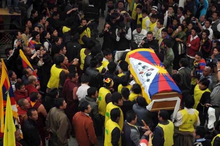 <a><img class="size-large wp-image-1786984" title=" The coffin of Jamphel Yeshi, who died after self-immolation on March 28 in New Delhi, is carried for cremation after a ceremony at Tsuglakhang Temple in McLeod Ganj on March 30, 2012. More than 30 Tibetans have set themselves on fire since March 2011. (Lobsang Wangyal/AFP/Getty Images)" src="https://www.theepochtimes.com/assets/uploads/2015/09/142106694.jpg" alt="" width="590" height="391"/></a>