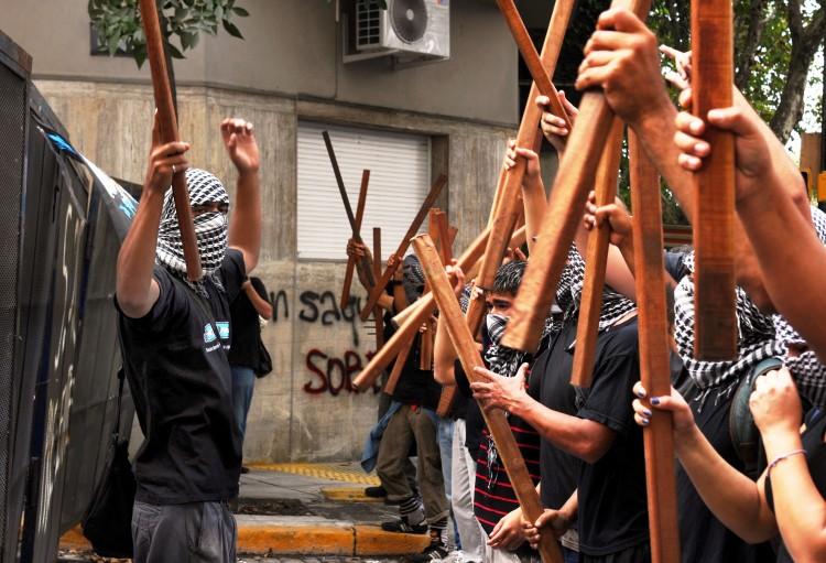 <a><img class="size-large wp-image-1789686" title="Members of Quebracho political group dem" src="https://www.theepochtimes.com/assets/uploads/2015/09/142332121.jpg" alt="" width="590" height="402"/></a>