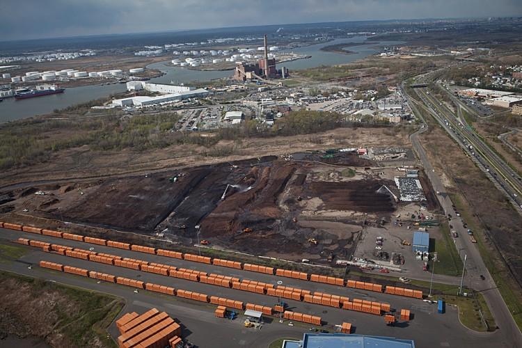 <a><img class="size-large wp-image-1789081" title="Wildfire Burns At Landfill In Staten Island" src="https://www.theepochtimes.com/assets/uploads/2015/09/142646038.jpg" alt="" width="590" height="393"/></a>