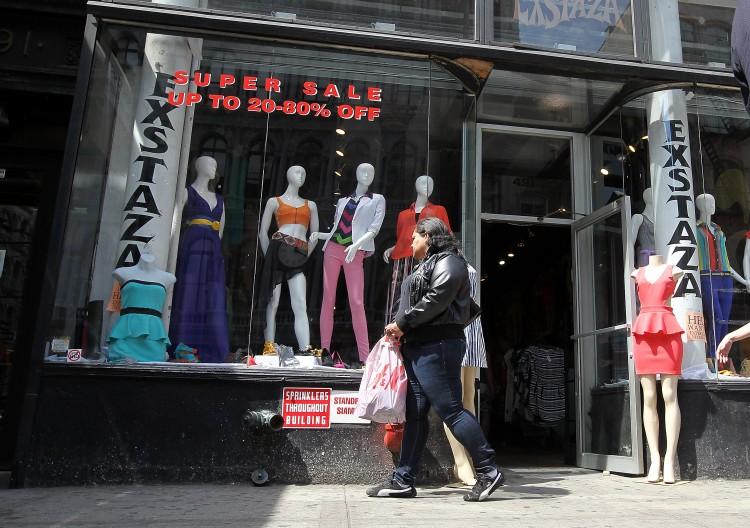 <a><img class="size-full wp-image-1785470" title="Retail Sales Numbers Beat Expectations, Rise 0.8 Percent In March" src="https://www.theepochtimes.com/assets/uploads/2015/09/142977120.jpg" alt="" width="750" height="528"/></a>