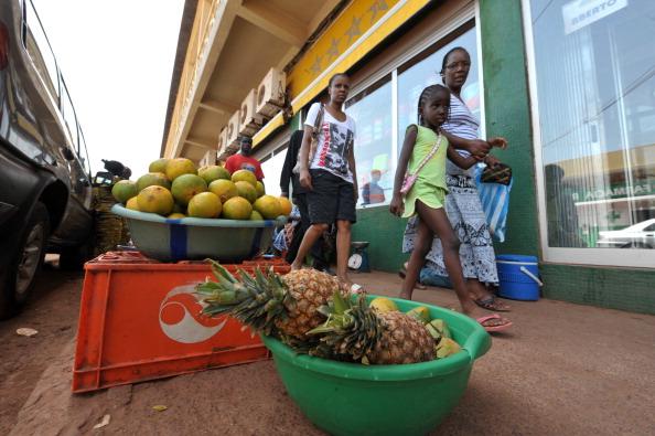 <a><img class="size-large wp-image-1788118" title="People walk by fruits to buy in a street" src="https://www.theepochtimes.com/assets/uploads/2015/09/143000052.jpg" alt="" width="590" height="392"/></a>