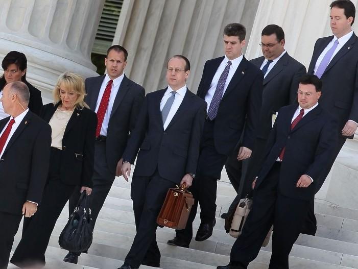 <a><img class="size-medium wp-image-1788310" title="Supreme Court Hears Oral Arguments On Arizona Immigration Law" src="https://www.theepochtimes.com/assets/uploads/2015/09/143379357_ArizLegalTeam.jpg" alt="" width="350" height="263"/></a>