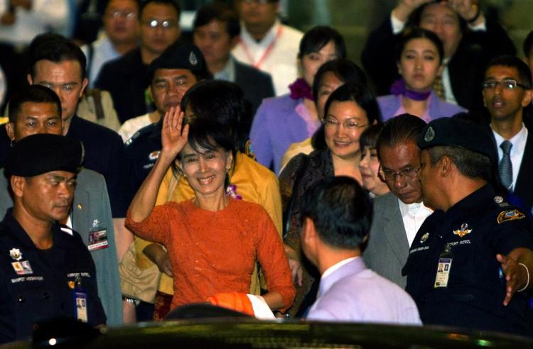 <a><img class="size-large wp-image-1786930" title="Aung San Suu Kyi Arrives In Bangkok To Attend World Economic Forum" src="https://www.theepochtimes.com/assets/uploads/2015/09/145417195.jpg" alt="BANGKOK, THAILAND - MAY 29: Myanmar (Burmese) pro-democracy leader Aung San Suu Kyi leaves the Suvarnabhumi International airport on her first international trip in 24 years outside Burma May 29, 2012 in Bangkok, Thailand. Aung San Suu Skyi arrived in Thailand to attend the World Economic Forum on East Asia. Previously she was either under house arrest or too fearful that she wouldn't be able to return if she left Myanmar." width="590" height="386"/></a>